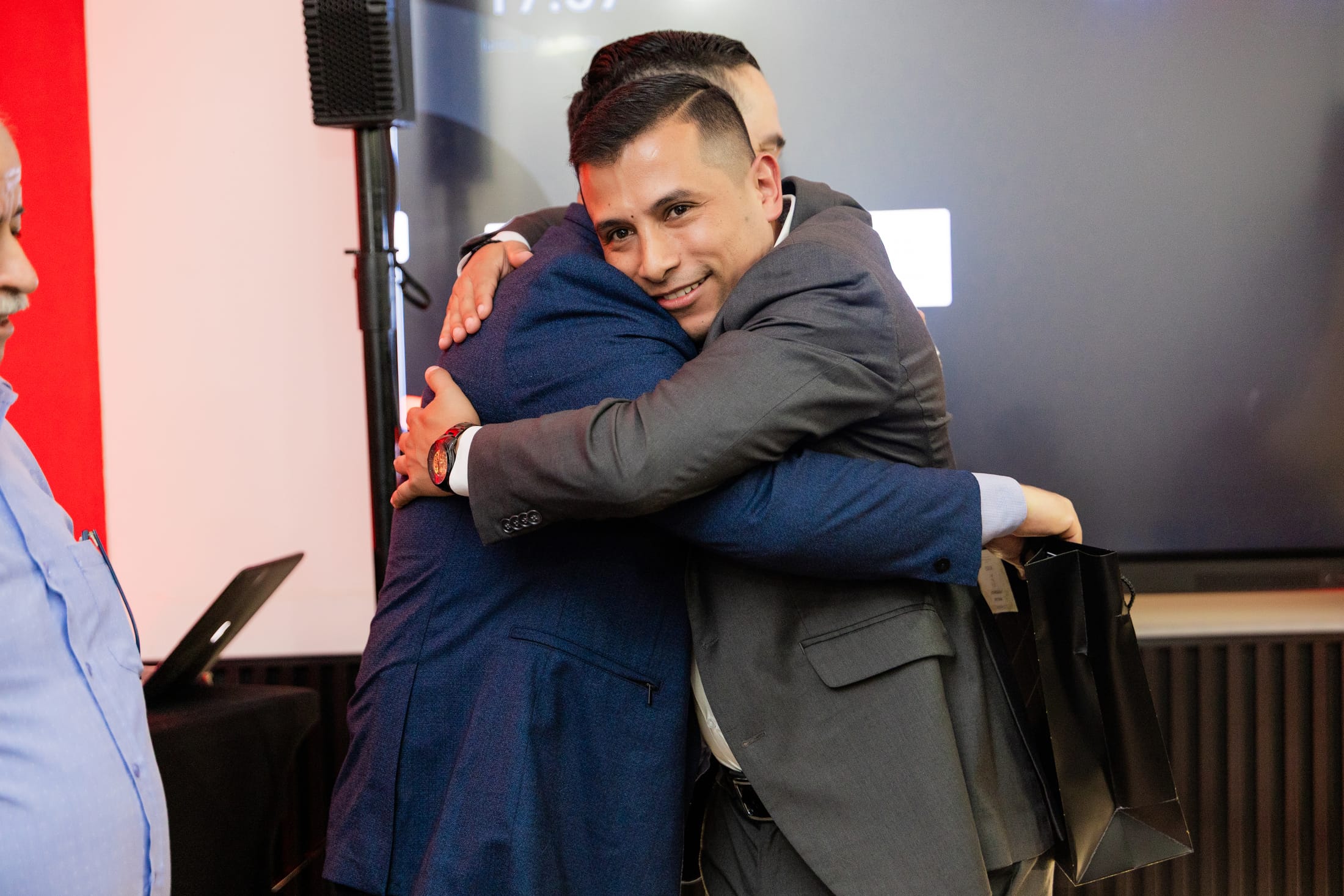Cristian Valencia, CEO de Spectrum, en un abrazo durante la celebración